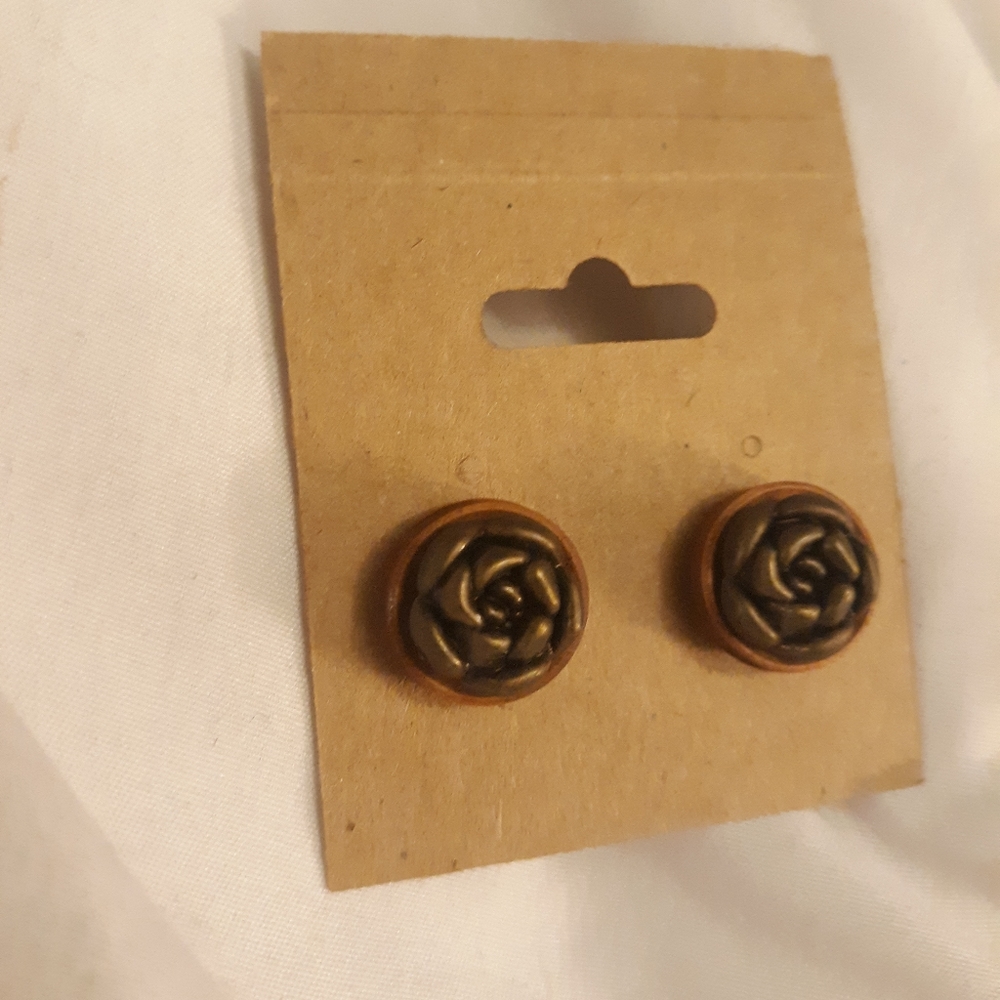 Flower studs - Picture 2 of 2